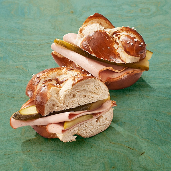 Laugengebäck mit Leberkäse