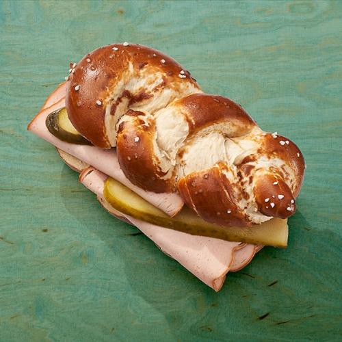 Laugengebäck mit Leberkäse